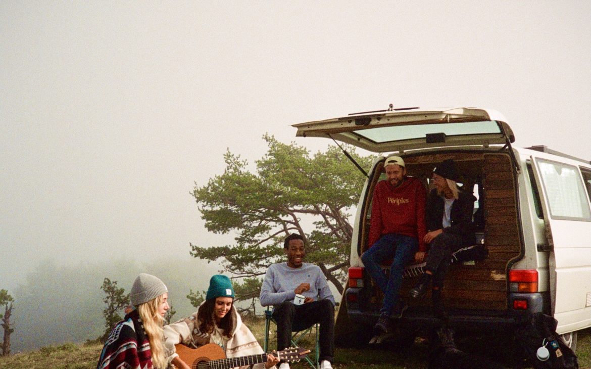un groupe de jeunes voyageurs heureux