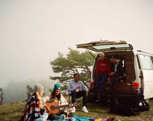 un groupe de jeunes voyageurs heureux