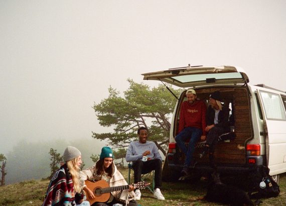un groupe de jeunes voyageurs heureux