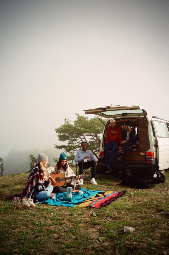 un groupe de jeunes voyageurs heureux