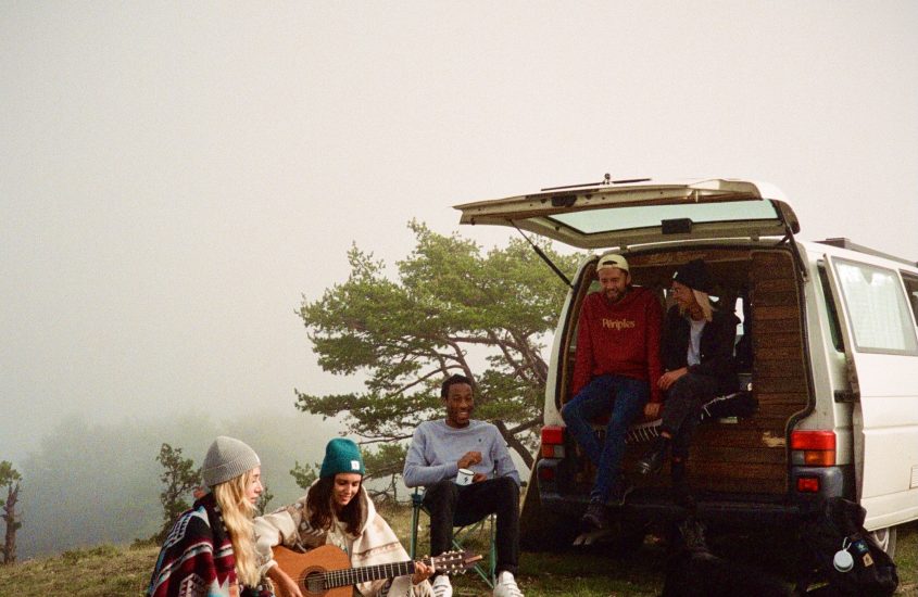 un groupe de jeunes voyageurs heureux