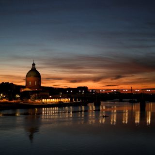 - Seule avec du monde autour - 
12.10.2024 - 📍 La Daurade - à l’heure du #sunset 
Tête à tête avec La Grave pour admirer les couleurs du soir tomber sur la Garonne. Prendre le temps de s’émerveiller et savourer la beauté autour de nous ✨ 
#coucherdesoleil #igerstoulouse #toulousemaville #visiteztoulouse #toulousemagazine #toulousecity #toulousephotographer #toulousefr #toulousefrance #toulousebynight #lagaronne #francetourisme
