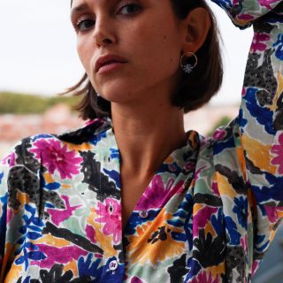 Mettre des couleurs dans sa vie✨ avec @nach_toulouse @nachbijoux 
Mega coup de cœur pour cette chemise 🙌 et ses ptites boucles d’oreilles assorties ! #flowerpower 
Et vous : team color or not color ? 
- 𝘗𝘳𝘰𝘥𝘶𝘪𝘵𝘴 𝘰𝘧𝘧𝘦𝘳𝘵𝘴 -
#ootd #modeletoulouse #colorfulstyle #multicolor #modelebijoux #bijouxlovers #handmadejewelry #bijouxfaitsmain #madeintoulouse #nachbijoux #mode #autoportrait #canonr6 #toulousemaville #toulousaine #toulousecreative #igerstoulouse